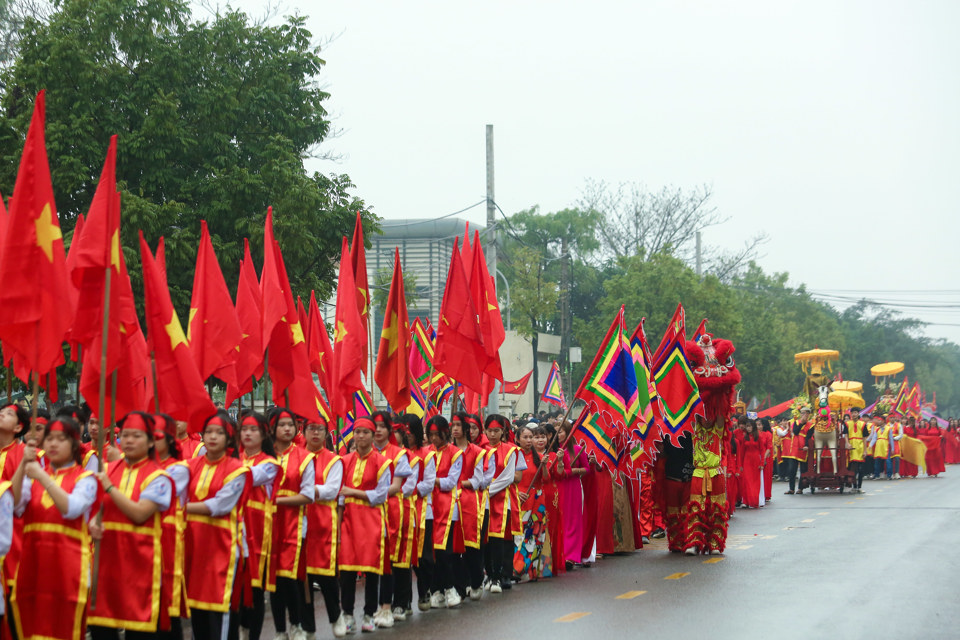 Đo&agrave;n rước lễ từ c&aacute;c th&ocirc;n đến nơi khai hội.