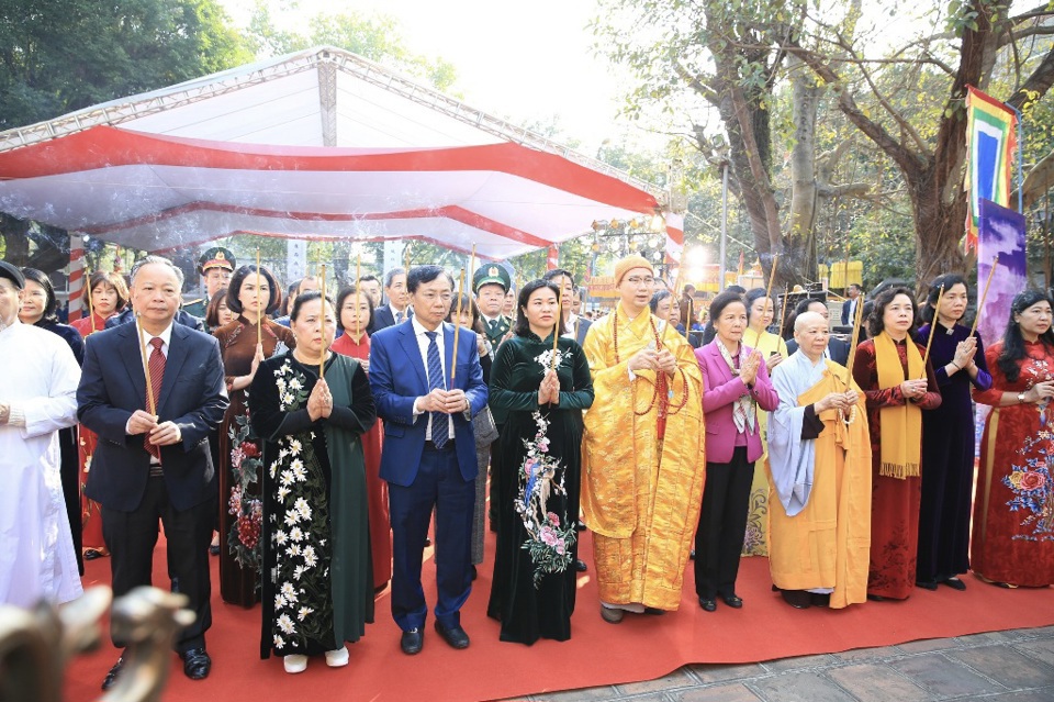 L&atilde;nh đạo TP H&agrave; Nội, l&atilde;nh đạo quận Hai B&agrave; Trưng v&agrave; c&aacute;c đại biểu, người d&acirc;n&nbsp;dự Lễ hội truyền thống kỷ niệm 1983 năm cuộc Khởi nghĩa Hai B&agrave; Trưng tại phường Đồng Nh&acirc;n, th&aacute;ng 2/2023&nbsp;