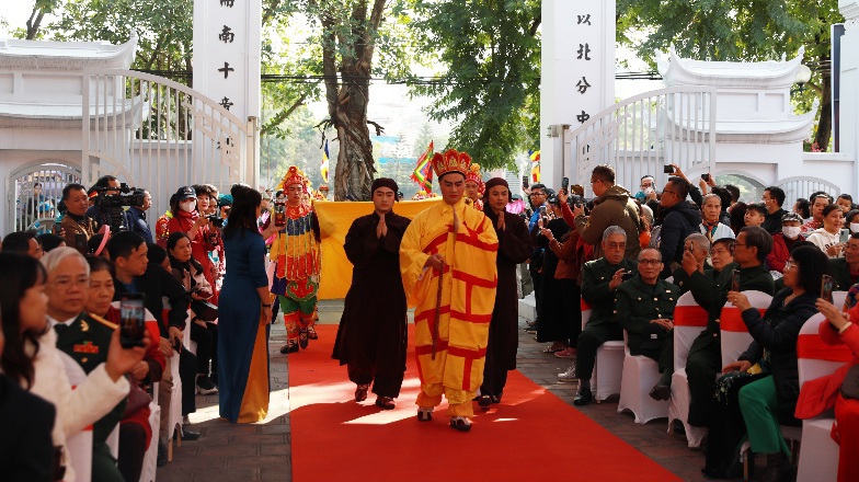 Đ&ocirc;ng đảo người d&acirc;n địa phương v&agrave; du kh&aacute;ch tham dự chương tr&igrave;nh&nbsp;Lễ hội truyền thống kỷ niệm 1983 cuộc Khởi nghĩa Hai B&agrave; Trưng&nbsp;