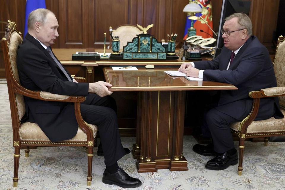 Tổng thống Nga Vladimir Putin, tr&aacute;i, lắng nghe Chủ tịch Ng&acirc;n h&agrave;ng VTB Andrei Kostin trong cuộc gặp ng&agrave;y 11/7 tại Moscow, Nga.Ảnh: AP​