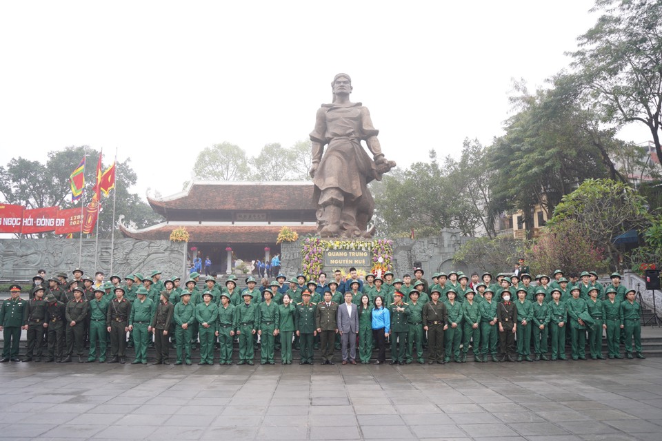 C&aacute;c t&acirc;n binh của quận Đống Đa tại&nbsp;Lễ d&acirc;ng hương, b&aacute;o c&ocirc;ng trước tượng đ&agrave;i vua Quang Trung tại C&ocirc;ng vi&ecirc;n văn ho&aacute; Đống Đa trước ng&agrave;y l&ecirc;n đường nhập ngũ.