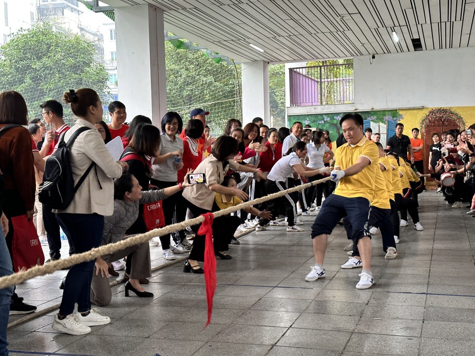 Sau lễ khai mạc, c&aacute;c đội tham gia phần thi k&eacute;o co.&nbsp;Tất cả vận động vi&ecirc;n tham dự thi đấu hết sức m&igrave;nh nhằm đạt kết quả tốt nhất.