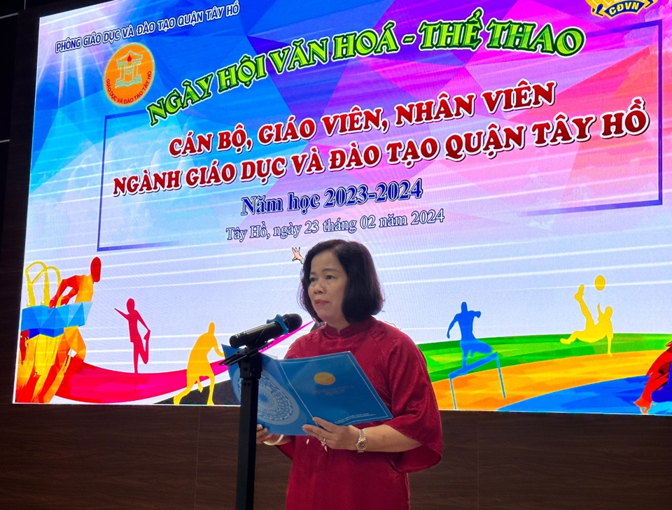 Trưởng Ph&ograve;ng GD&amp;ĐT quận T&acirc;y Hồ Trần Thị Hương ph&aacute;t biểu khai mạc.