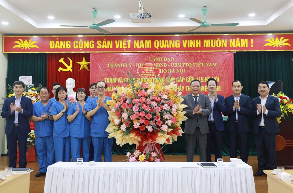 Lãnh đạo Thành phố Hà Nội thăm, chúc mừng các cơ sở y tế - Ảnh 1