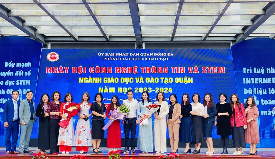 L&atilde;nh đạo&nbsp;Ph&ograve;ng Gi&aacute;o dục &amp; Đ&agrave;o tạo quận Đống Đa ch&uacute;c mừng&nbsp;c&aacute;c c&ocirc; gi&aacute;o đạt Giải Nhất&nbsp;Cuộc thi &ldquo;Thiết kế b&agrave;i giảng điện tử E-learning, b&agrave;i giảng điện tử STEM, Thiết bị dạy học số&rdquo;.&nbsp;