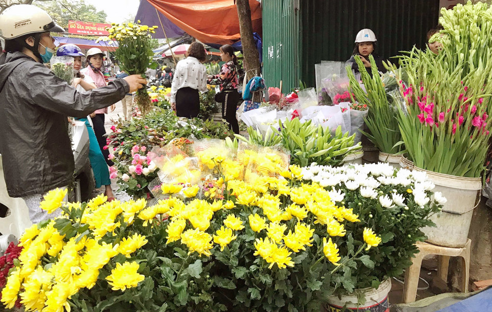 Người ti&ecirc;u d&ugrave;ng mua hoa tươi tại chợ Kim Li&ecirc;n chuẩn bị cho lễ c&uacute;ng&nbsp; rằm th&aacute;ng Gi&ecirc;ng. Ảnh: Ho&agrave;i Nam