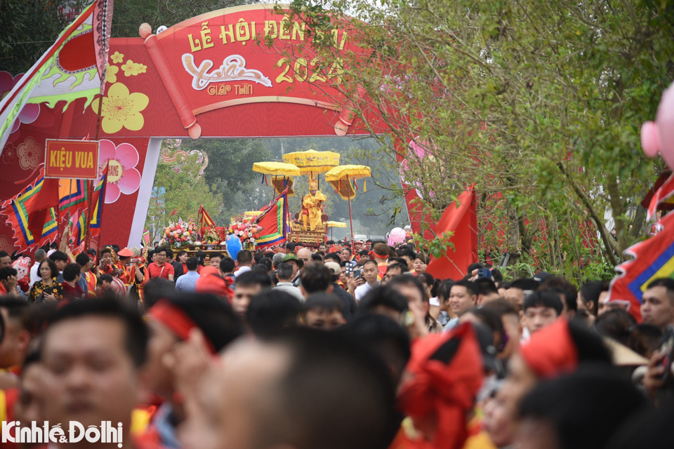Rước Vua giả bằng người thật l&agrave; nghi lễ "c&oacute; một kh&ocirc;ng hai" trong c&aacute;c lễ hội ở Việt Nam.