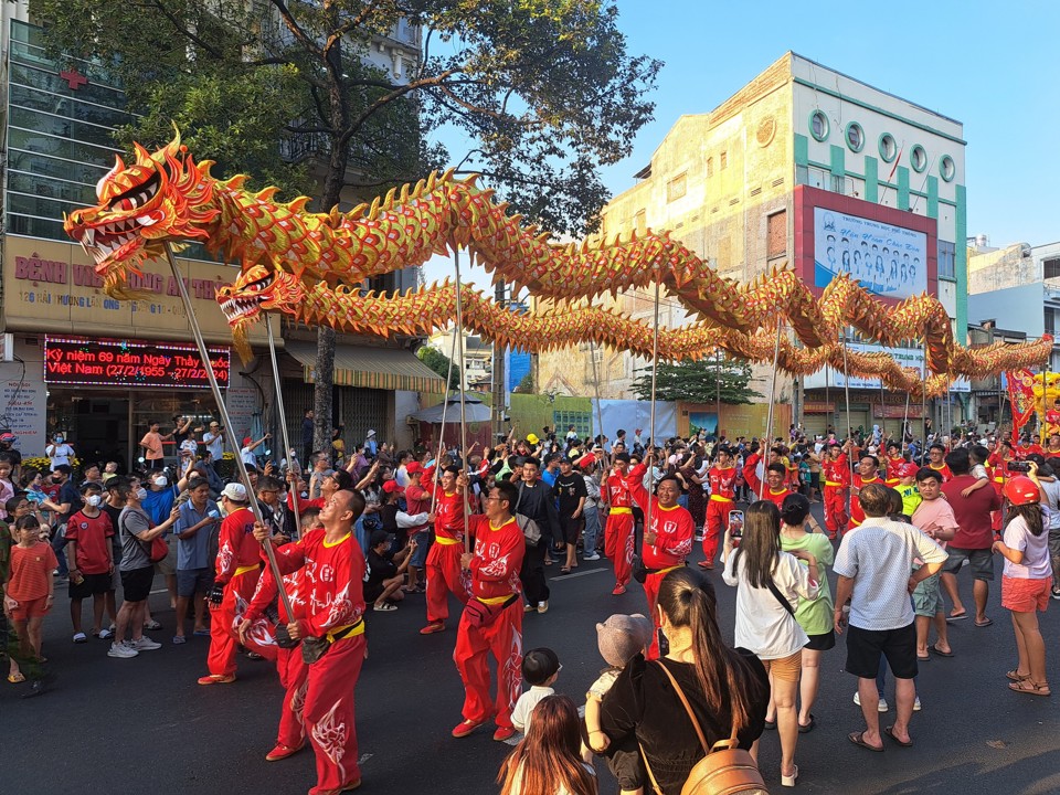 M&uacute;a Rồng l&agrave; hoạt động kh&ocirc;ng thể thiếu trong Tết Nguy&ecirc;n ti&ecirc;u của người Hoa. Ảnh: T&acirc;n Tiến.