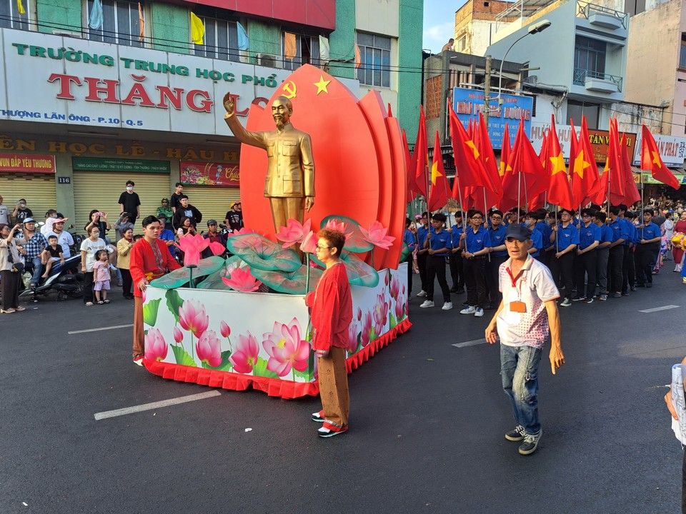 Đo&agrave;n xe rước linh tượng B&aacute;c Hồ xuất ph&aacute;t tại đường Hải Thượng L&atilde;n &Ocirc;ng. Ảnh: T&acirc;n Tiến.