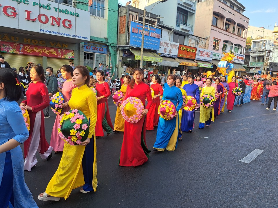 Đo&agrave;n thuộc Hội LHPN quận 5 với trang phục &aacute;o d&agrave;i Việt Nam c&ugrave;ng n&oacute;n hoa rực rỡ. Ảnh: T&acirc;n Tiến.