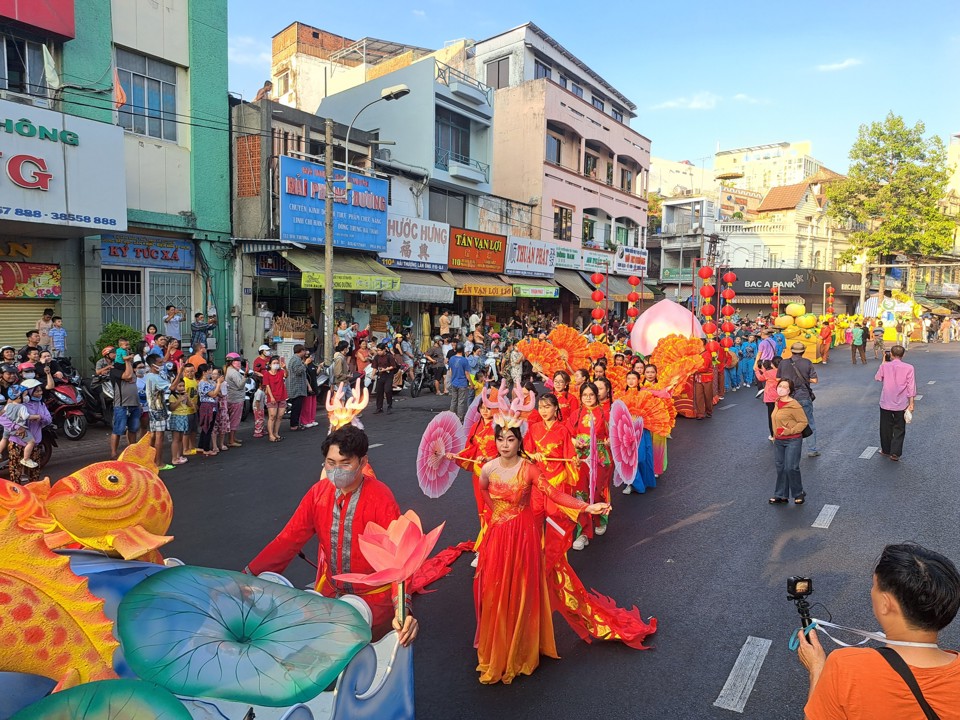 Diễn vi&ecirc;n quần ch&uacute;ng thuộc một Hội qu&aacute;n người Hoa, h&oacute;a trang để diễu h&agrave;nh dịp Tết Nguy&ecirc;n ti&ecirc;u. Ảnh: T&acirc;n Tiến.