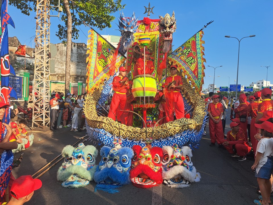 Tết Nguyên tiêu của người Hoa ở TP Hồ Chí Minh đón hàng vạn người xem - Ảnh 2