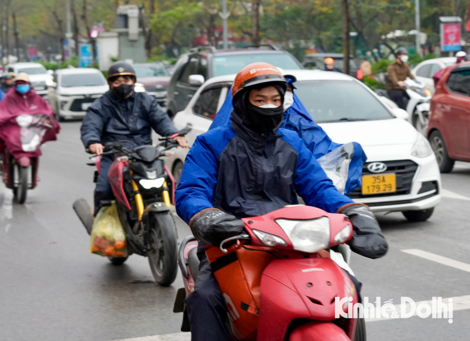 Hà Nội: Người dân chật vật di chuyển khi đón mưa rét 14 độ - Ảnh 1