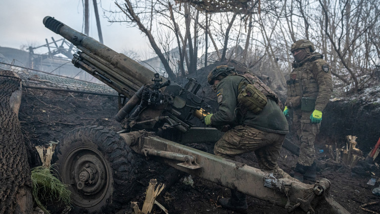 Binh l&iacute;nh Ukraine nạp đạn cho một đơn vị ph&aacute;o binh ở tiền tuyến. Ảnh: Getty