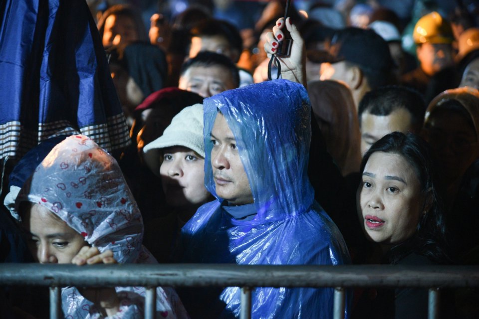Trong đ&ecirc;m 23/2, nhiều người đ&atilde; đội mưa h&agrave;nh lễ tại đền Trần.