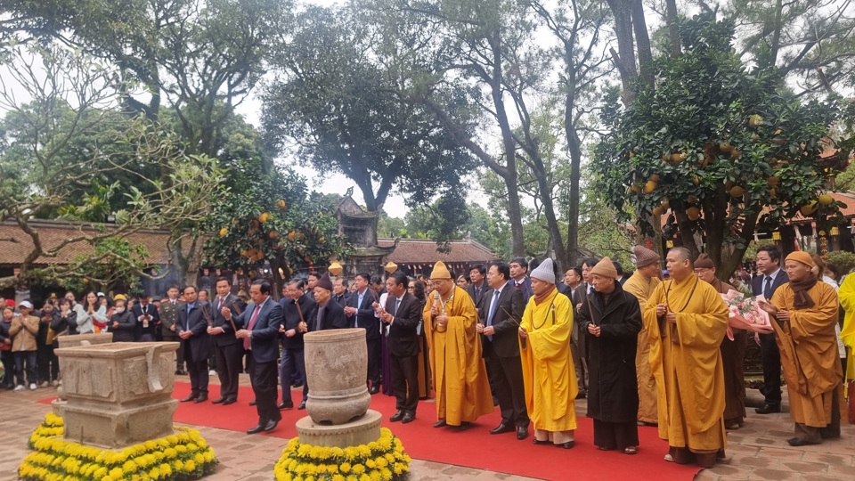 C&aacute;c chư tăng phật tử về thắp hương tại ch&ugrave;a C&ocirc;n Sơn. Ảnh Vĩnh Qu&acirc;n