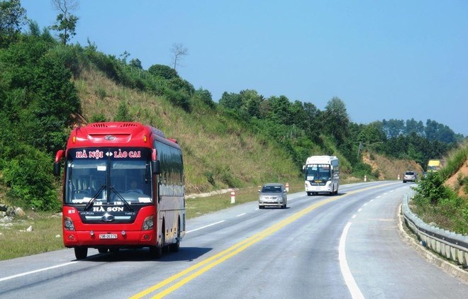 Ti&ecirc;u chuẩn 4054:2005 về thiết kế đường &ocirc; t&ocirc; kh&ocirc;ng quy định cao tốc 2 l&agrave;n xe phải c&oacute; dải ph&acirc;n c&aacute;ch cứng.&nbsp;