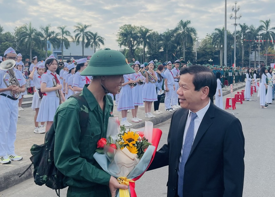 Chủ tịch UBND tỉnh Quảng Ng&atilde;i Đặng Văn Minh tặng hoa cho chiến sĩ.