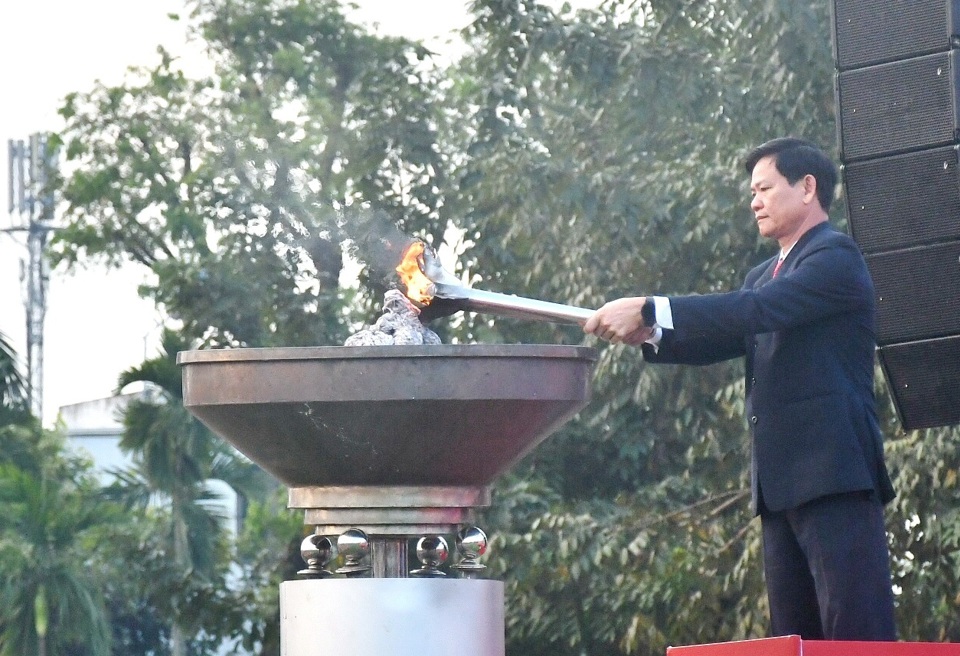 L&atilde;nh đạo TP Quảng Ng&atilde;i thực hiện nghi thức thắp lửa truyền thống.