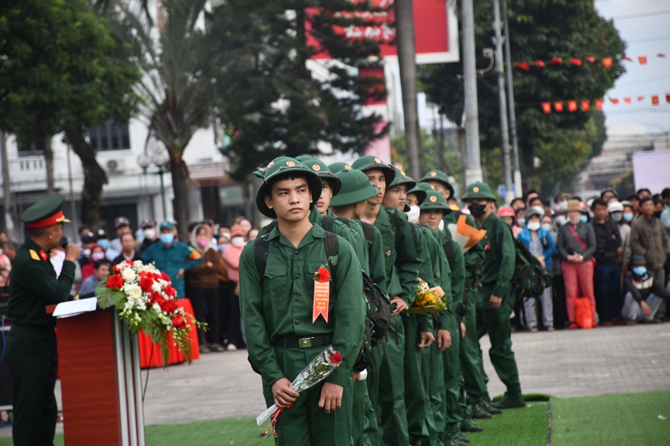 Lễ giao qu&acirc;n được tổ chức tại quảng trường đường Phạm Văn Đồng.