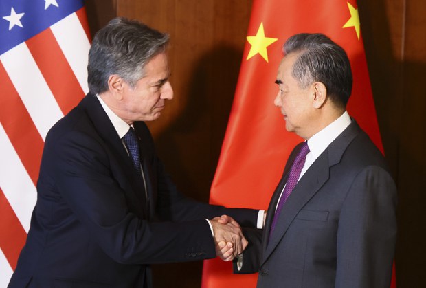 Ngoại trưởng Mỹ Antony Blinken (tr&aacute;i) v&agrave; Ngoại trưởng Trung Quốc Vương Nghị bắt tay trong cuộc gặp tại Hội nghị An ninh Munich, ở Munich, Đức, ng&agrave;y 16/2/2024. Ảnh: AP