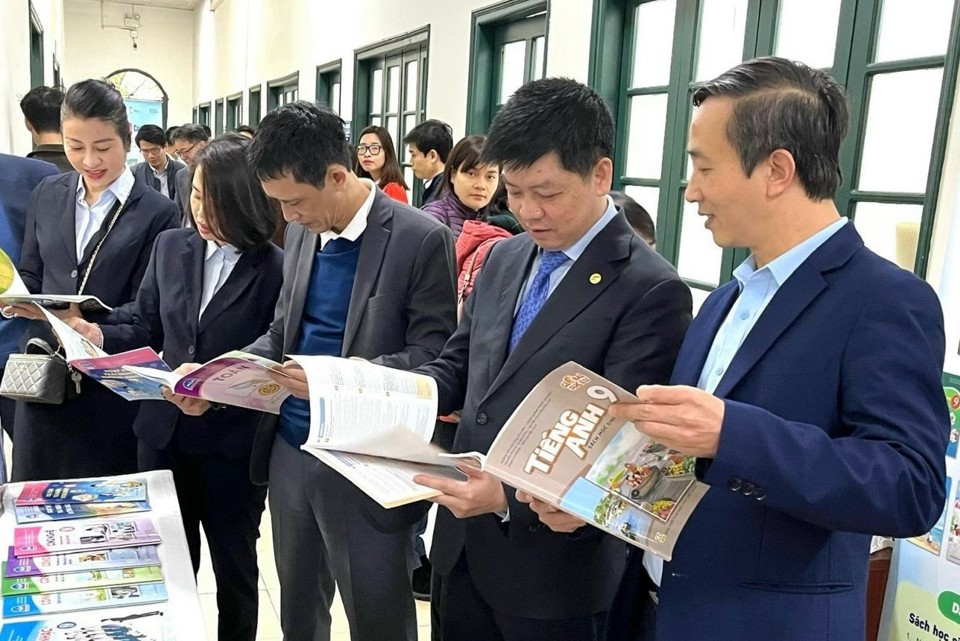 gần 25.000 cán bộ quản lý và giáo viên Hà Nội đã hoàn thành chương trình giới thiệu sách giáo khoa (SGK) mới lớp 9