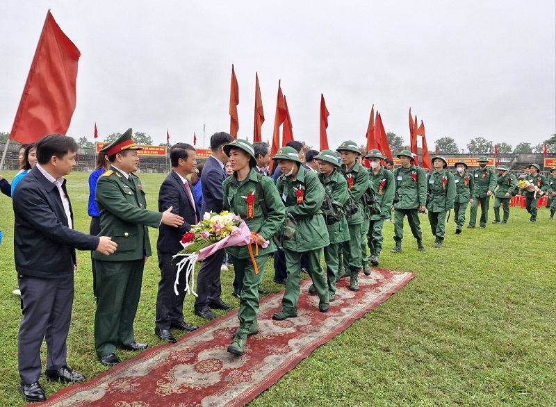 C&aacute;c t&acirc;n binh hăng h&aacute;i l&ecirc;n đường nhập ngũ trong sự cỗ vũ, động vi&ecirc;n kh&iacute;ch lệ của cấp ủy, ch&iacute;nh quyền c&aacute;c cấp v&agrave; c&aacute;c tổ chức đo&agrave;n thể