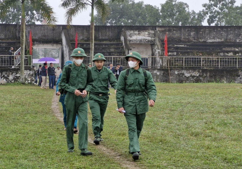 Từ s&aacute;ng sớm, c&aacute;c t&acirc;n binh ở tỉnh H&agrave; Tĩnh đ&atilde; c&oacute; mặt đầy đủ tại c&aacute;c điểm giao, nhận qu&acirc;n&nbsp;