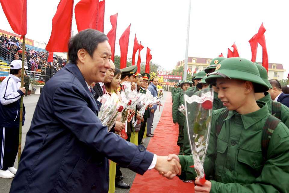 Chủ tịch HĐND TP Nguyễn Ngọc Tuấn động viên các tân binh huyện Thanh Trì - Ảnh 1