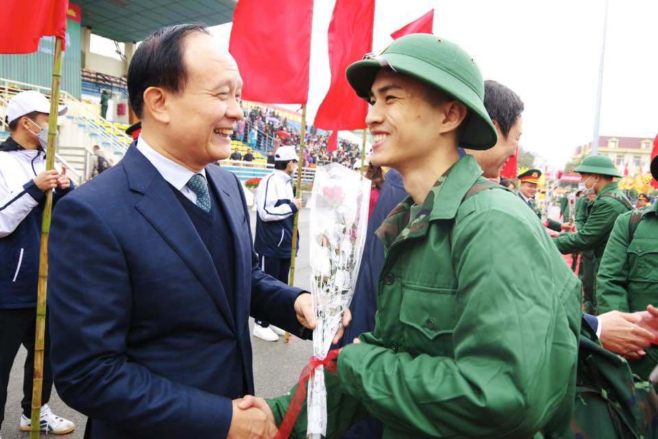 Chủ tịch HĐND TP H&agrave; Nội Nguyễn Ngọc Tuấn tặng hoa c&aacute;c t&acirc;n binh.