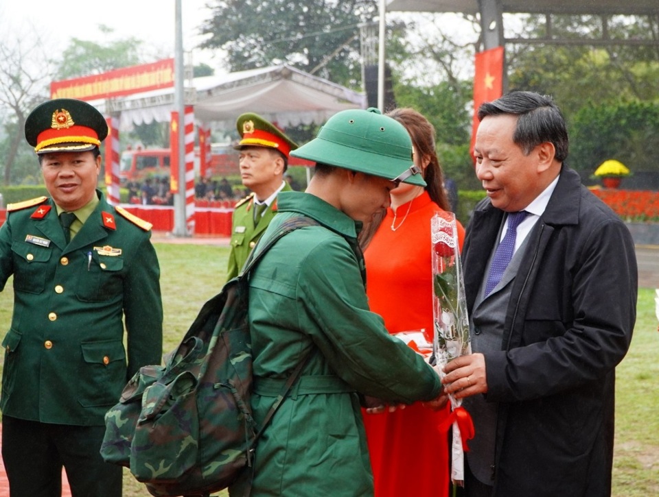 Ph&oacute; B&iacute; thư Th&agrave;nh ủy Nguyễn Văn Phong động vi&ecirc;n t&acirc;n binh huyện Chương Mỹ trước l&uacute;c l&ecirc;n đường t&ograve;ng qu&acirc;n.