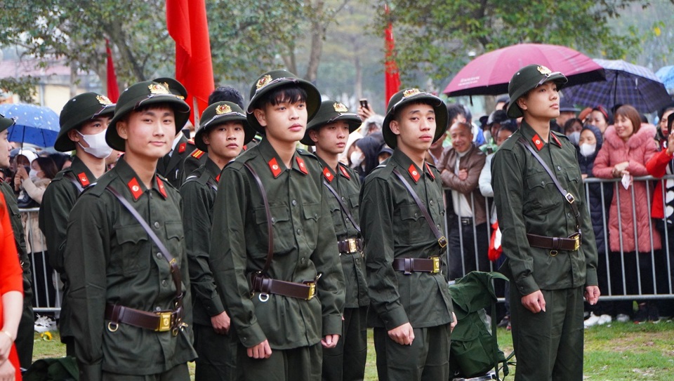 C&aacute;c t&acirc;n binh tham gia nghĩa vụ C&ocirc;ng an Nh&acirc;n d&acirc;n trước giờ l&ecirc;n đường về đơn vị.