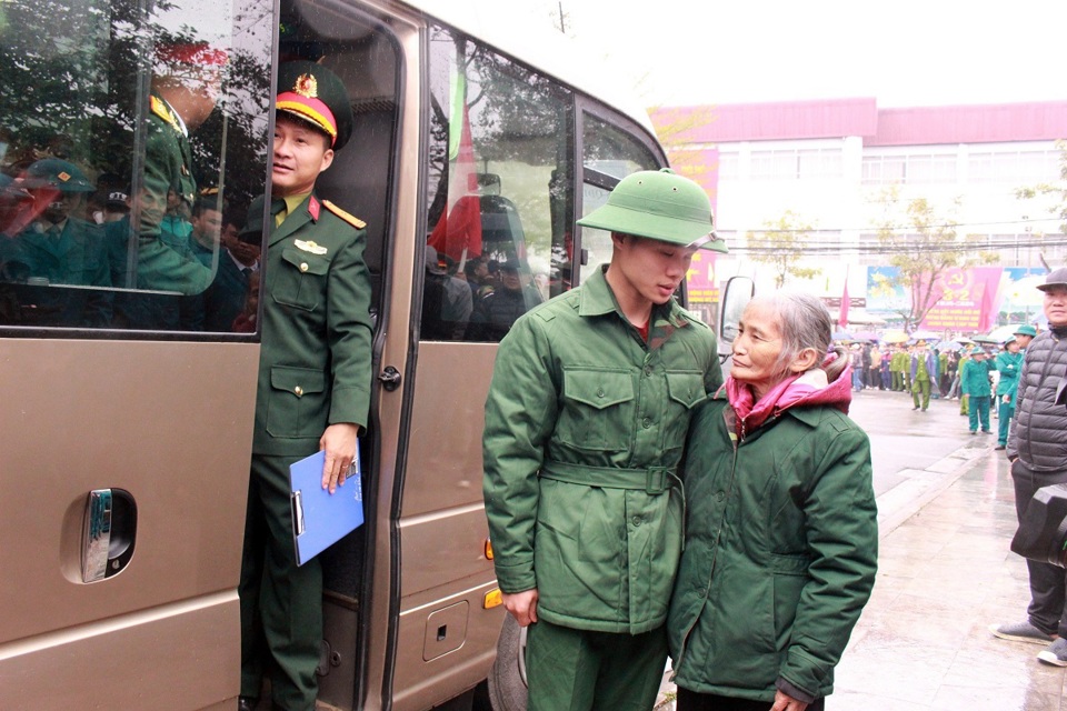 Người th&acirc;n của c&aacute;c t&acirc;n binh dặn d&ograve;, động vi&ecirc;n con ch&aacute;u trước khi l&ecirc;n đường thực hiện nhiệm vụ