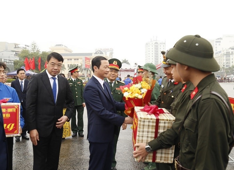 Chủ tịch UBND tỉnh Thanh Ho&aacute; Đỗ Minh Tuấn tặng hoa ch&uacute;c mừng c&aacute;c t&acirc;n binh