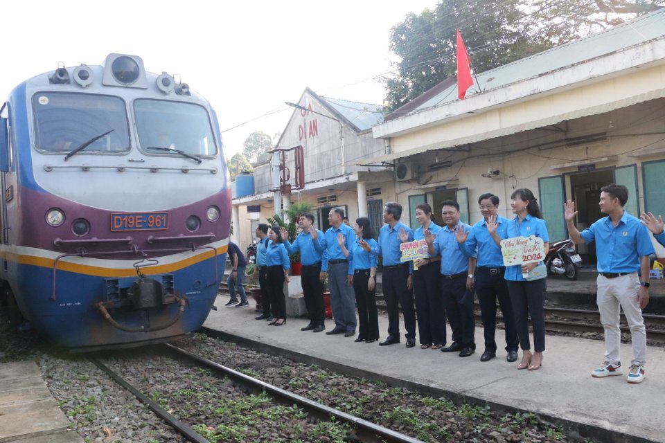 Th&ocirc;ng qua chương tr&igrave;nh &ldquo;H&agrave;nh tr&igrave;nh Tết C&ocirc;ng đo&agrave;n - Xu&acirc;n 2024&rdquo; đ&atilde; c&oacute; 243.735 lượt đo&agrave;n vi&ecirc;n, người lao động được hỗ trợ v&eacute; t&agrave;u, v&eacute; xe, v&eacute; m&aacute;y bay về qu&ecirc; đ&oacute;n Tết