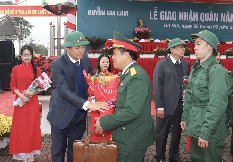 Ph&oacute; Chủ tịch UBND TP H&agrave; Nội Nguyễn Mạnh Quyền tặng hoa ch&uacute;c mừng c&aacute;c đơn vị