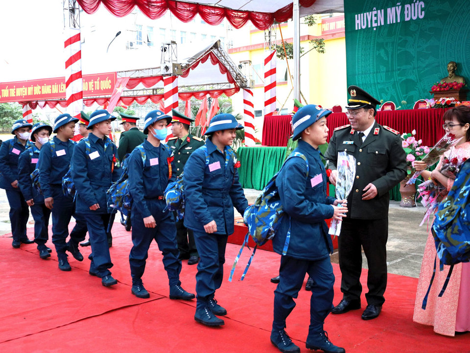 Trung tướng Nguyễn Hải Trung tặng hoa ch&uacute;c mừng c&aacute;c t&acirc;n binh. Ảnh: Kim Nhuệ