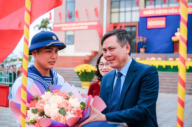 Chủ tịch UBND tỉnh Quảng B&igrave;nh Trần Thắng thăm hỏi, động vi&ecirc;n, tặng hoa t&acirc;n binh