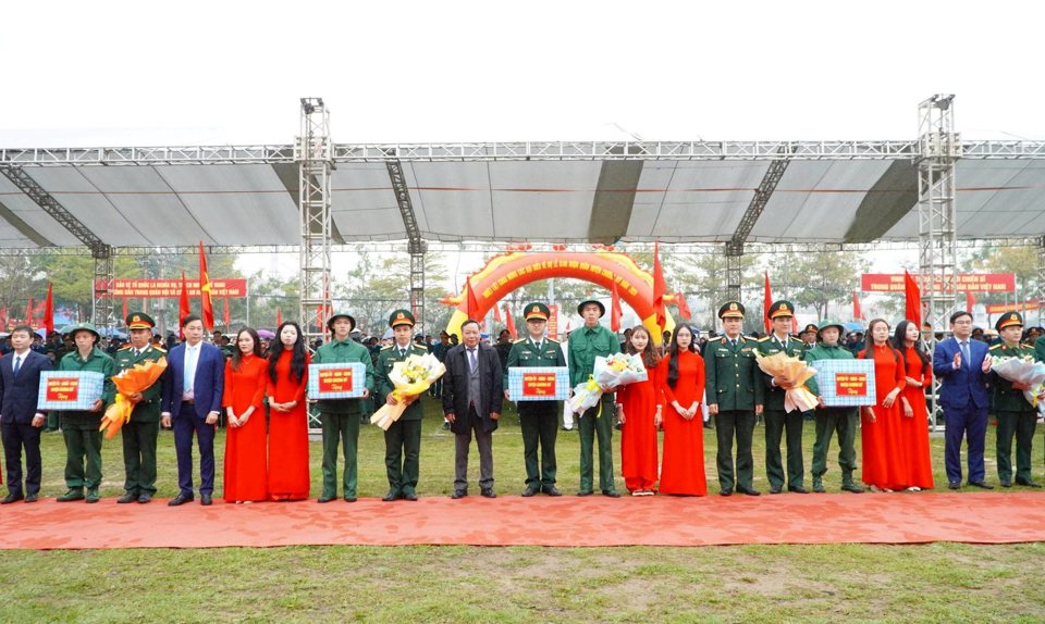 Ph&oacute; B&iacute; thư Th&agrave;nh ủy Nguyễn Văn Phong c&ugrave;ng l&atilde;nh đạo huyện Chương Mỹ tặng qu&agrave; c&aacute;c đơn vị.