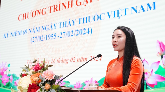 Ph&oacute; Chủ tịch UBND quận T&acirc;y Hồ B&ugrave;i Thị Lan Phương ph&aacute;t biểu tại buổi lễ.