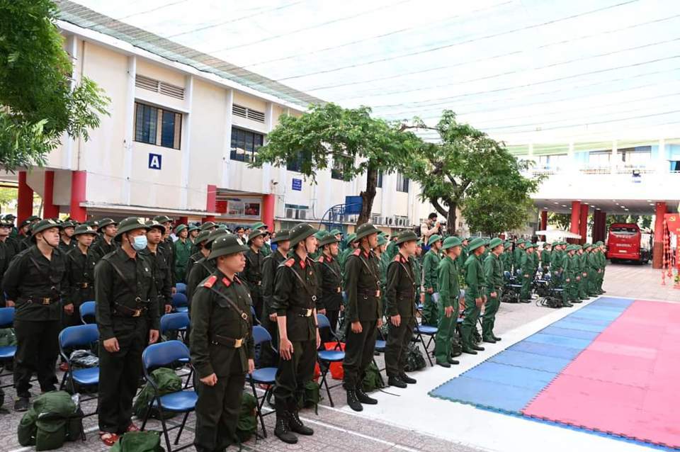 Thanh ni&ecirc;n quận 6, TP Hồ Ch&iacute; Minh tại lễ giao, nhận qu&acirc;n năm 2024, tổ chức ở điểm Trường THPT Mạc Đĩnh Chi.