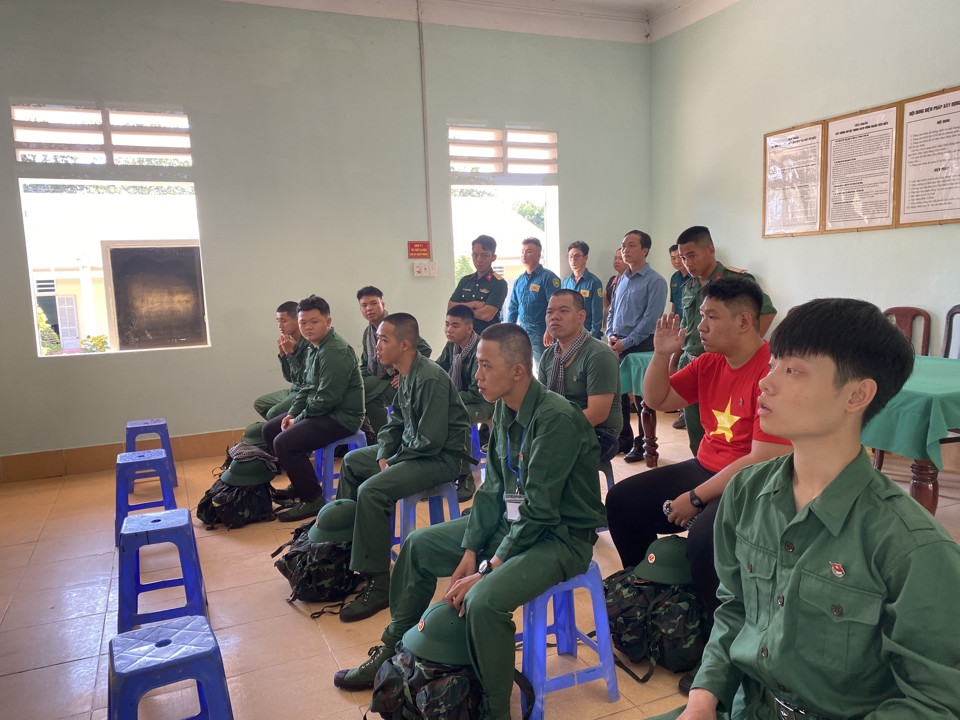 Trước khi về đơn vị nhận qu&acirc;n, thanh ni&ecirc;n tr&uacute;ng tuyển hỏi nhiều vấn đề v&agrave; đều được Hội đồng NVQS địa phương giải th&iacute;ch cặn kẽ.&nbsp;