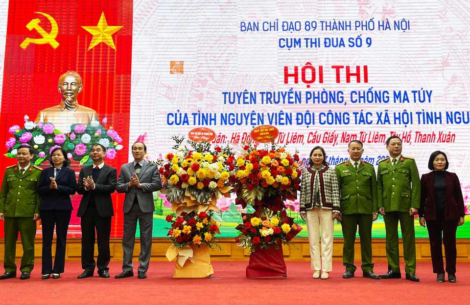 C&aacute;c đội thi nhận hoa ch&uacute;c mừng của l&atilde;nh đạo Sở LĐTB&amp;XH