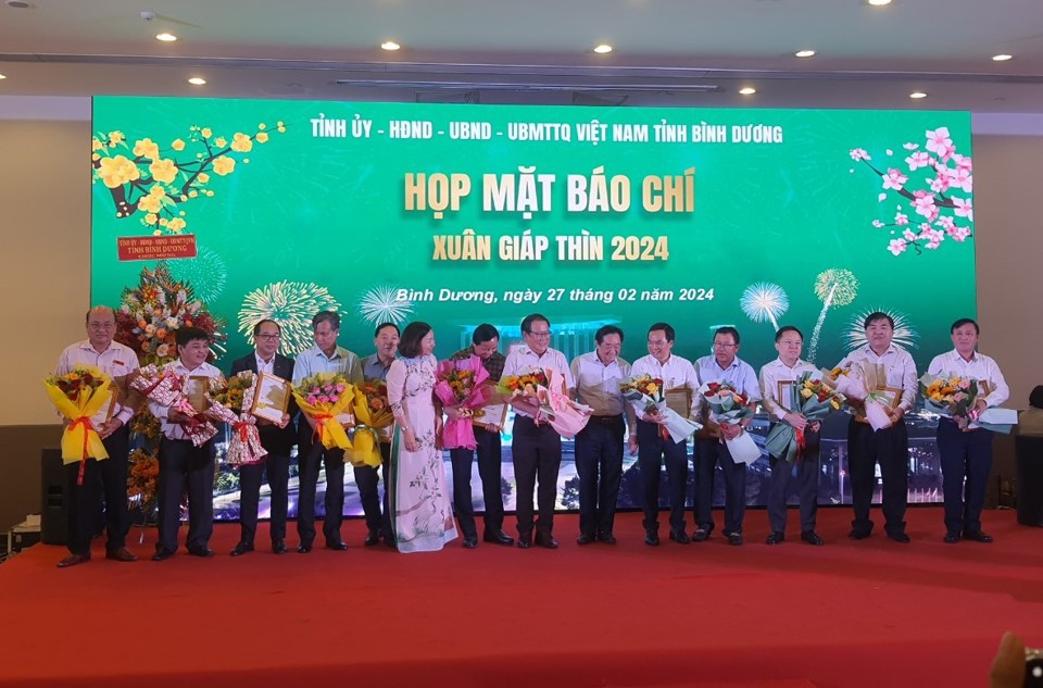 &Ocirc;ng Nguyễn Ho&agrave;ng Thao - Ph&oacute; B&iacute; thư Thường trực Tỉnh ủy B&igrave;nh Dương tăng hoa v&agrave; thư cảm ơn đến l&atilde;nh đạo cơ quan b&aacute;o ch&iacute;. Ảnh: L&acirc;m Thiện.