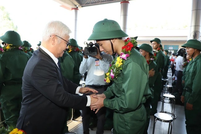 B&iacute; thư Tỉnh ủy B&igrave;nh Dương Nguyễn Văn Lợi bắt tay động vi&ecirc;n từng t&acirc;n binh trước giờ giao qu&acirc;n.&nbsp;