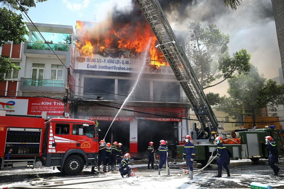 Cột kh&oacute;i của đ&aacute;m ch&aacute;y bao tr&ugrave;m cả khu vực lớn.