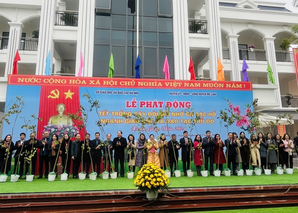 Đại diện lãnh đạo UNND TP, Sở GD&ĐT, huyện Mê Linh cùng các sở, ngành tặng cây xanh cho các phòng GD&ĐT quận, huyện, thị xã và nhà trường