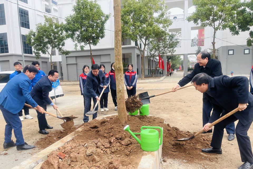 Đại diện lãnh đạo UBND TP Hà Nội, Sở GD&ĐT, UBND huyện Mê Linh trồng cây xanh tại Trường THCS Trưng Vương, huyện Mê Linh