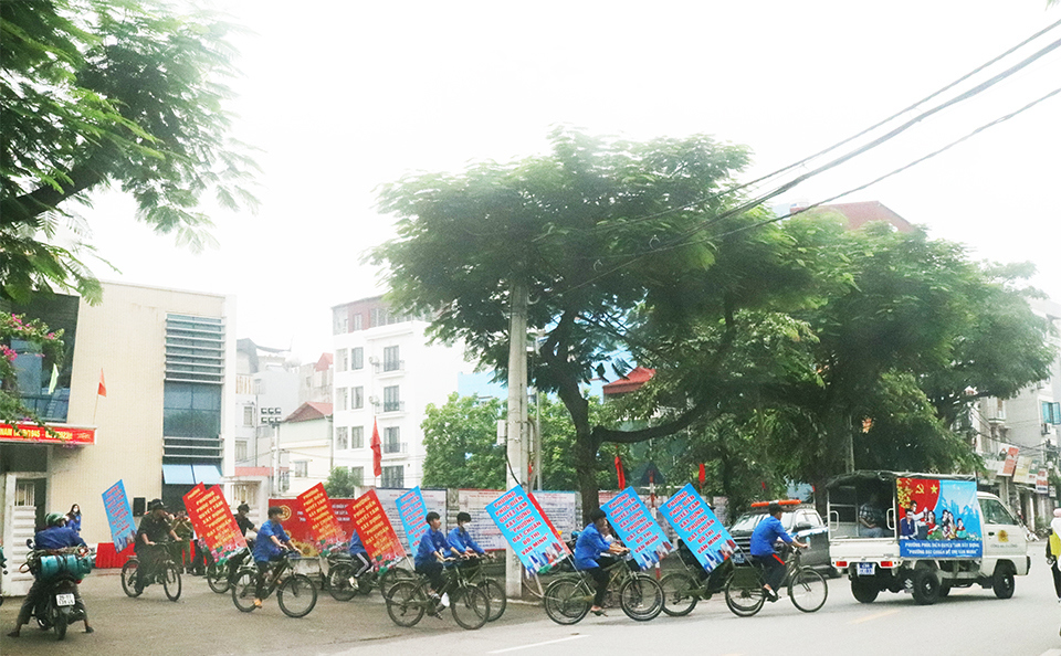 T&ocirc;̉ tuy&ecirc;n truy&ecirc;̀n lưu đ&ocirc;̣ng phường Phúc Di&ecirc;̃n ra qu&acirc;n xử l&yacute; &ldquo;r&aacute;c&rdquo; quảng c&aacute;o, rao vặt, đảm bảo văn minh đ&ocirc; thị.