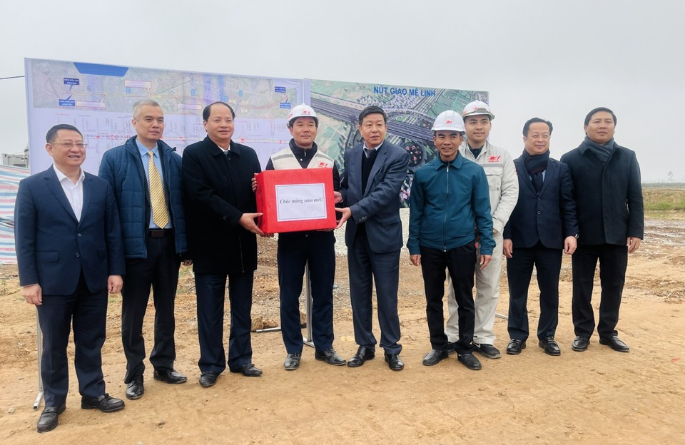 Các đồng chí lãnh đạo tặng quà Binh đoàn 12 (Tổng CTXD Trường Sơn) làm nhiệm vụ trên công trường xây dựng đường Vành đai 4 tại xã Chu Phan